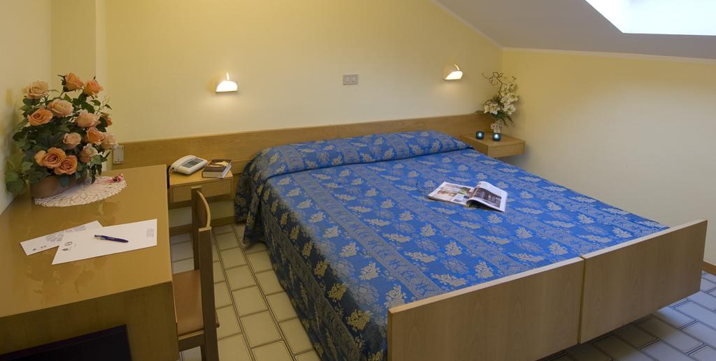 Hotel Nives Riccione Habitación foto