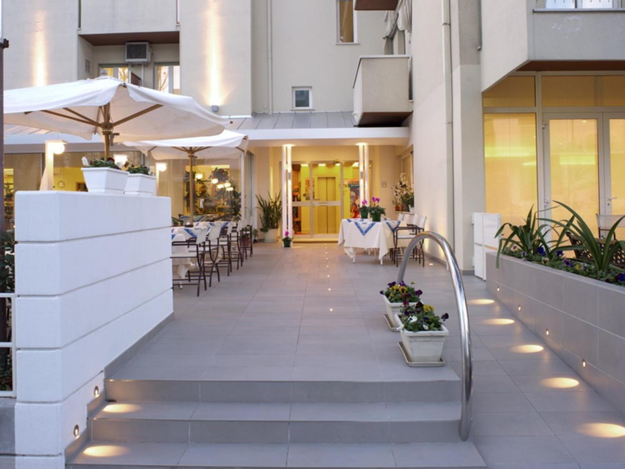 Hotel Nives Riccione Exterior foto