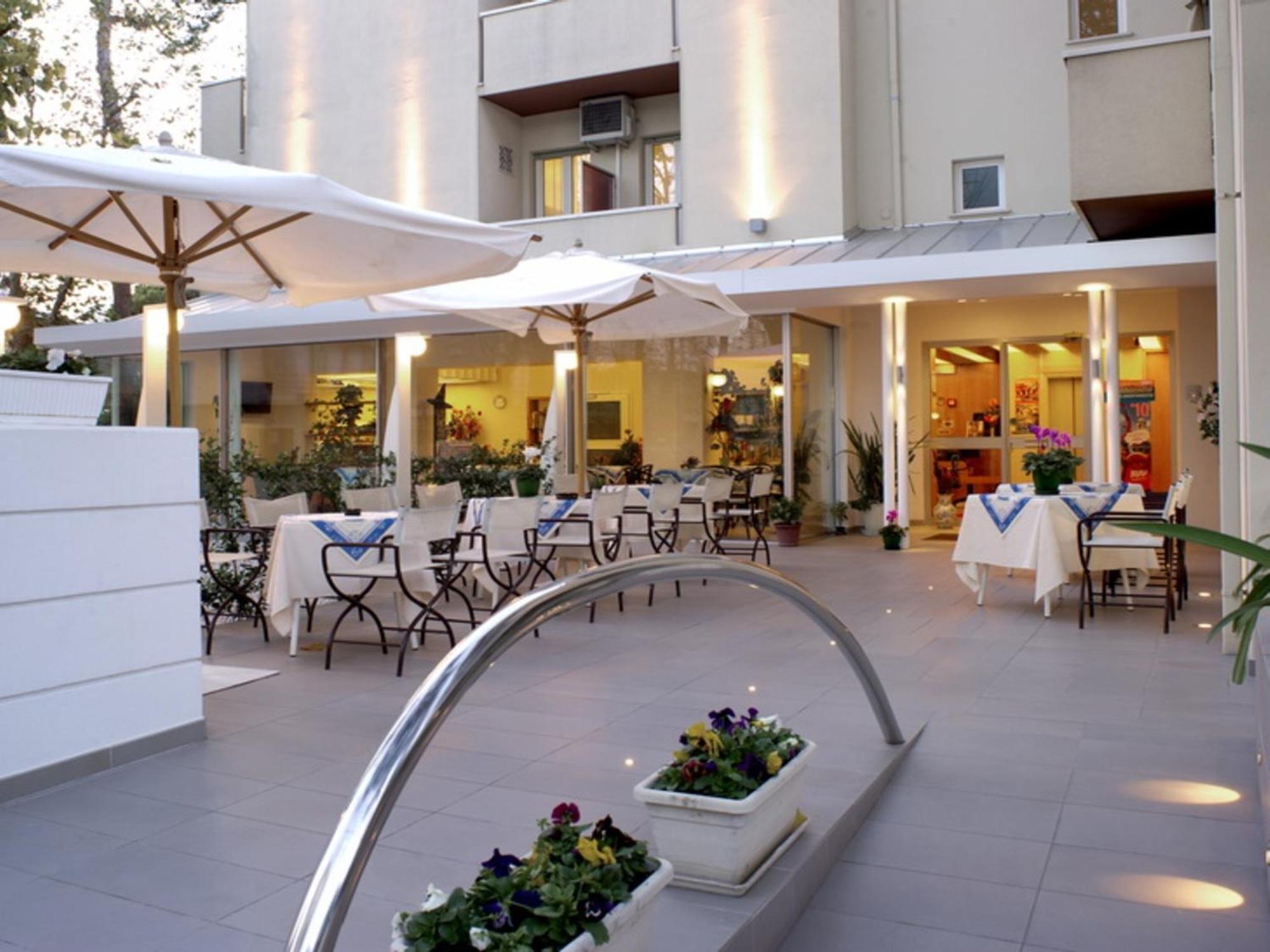 Hotel Nives Riccione Exterior foto